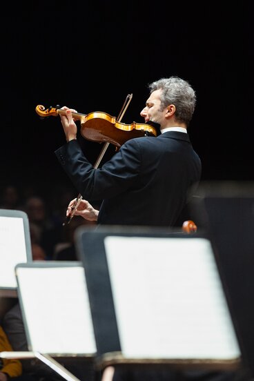 1. Konzertmeister Martin Yavryan beim 5. Symphoniekonzert der Saison 23/24