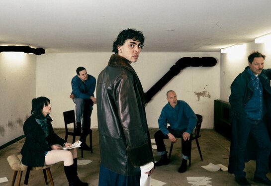 Zwischen Gewissen und Gewalt steht die Gruppe der Revolutionär:innen in «Die Gerechten» (mit Daniela Bjelobradić, Patrick Ljuboja, Tommy Fischnaller-Wachtler, Christoph Kail und Stefan Riedl).