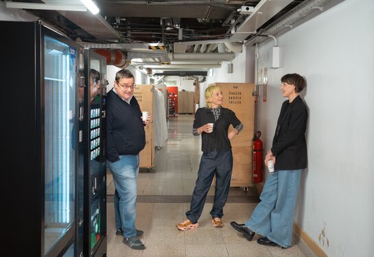 Hansjörg Sofka, Fraugustin und Bettina Bruinier gönnen sich köstliche Getränke aus dem Automaten.
