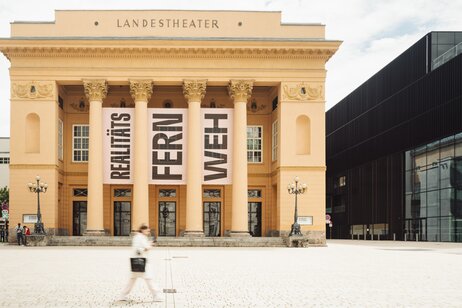 Fassade des Tiroler Landestheaters Innsbruck in der Spielzeit 24/25 | © Andrea Widauer