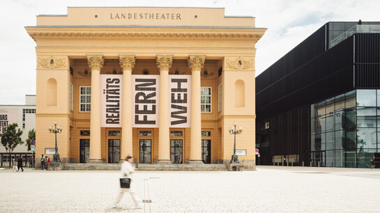 Fassade des Tiroler Landestheaters Innsbruck in der Spielzeit 24/25 | © Andrea Widauer