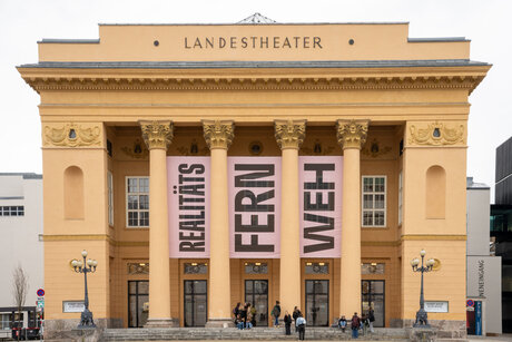 Fassade des Tiroler Landestheaters Innsbruck , Spielzeit 24/25 | © Andrea Widauer