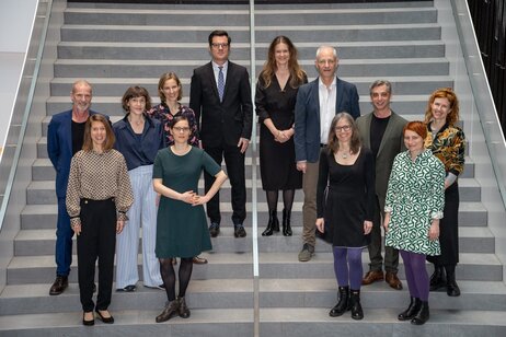 Marcel Leemann (Co-Direktor Tanz), Isabel Biederleitner (Orchestermanagerin), Bettina Bruinier (Co-Direktorin Schauspiel), Elisabeth Schack (Co-Direktorin Schauspiel), Katharina Duda (Co-Direktorin Musiktheater), Markus Lutz (Geschäftsführender Kaufmännischer Direktor), Irene Girkinger (Geschäftsführende Kaufmännische Intendantin), Wolfgang Laubichler (Direktor Haus der Musik Innsbruck), Martina Natter (Leiterin Zugabe: Theater & Musikvermittlung), Stefan Späti (Co-Direktor Tanz), Laura Nöbauer (Co-Direktorin Junges Theater), Uschi Oberleiter (Co-Direktorin Junges Theater)  Nicht auf dem Foto: Jasmina Hadžiahmetović (Co-Direktorin Musiktheater) | © Andrea Widauer