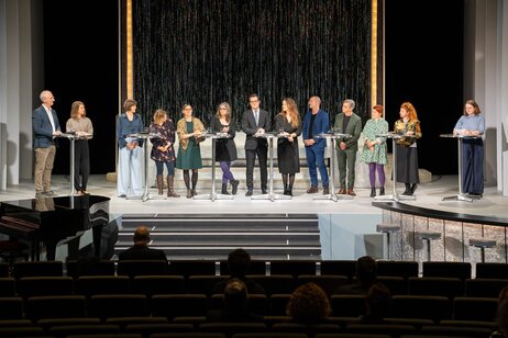 Das künstlerische Leitungsteam rund um die Intendantin Irene Girkinger und dem Kaufmännischen Direktor Dr. Markus Lutz präsentieren das Programm für die Saison 24/25 | © Andrea Widauer