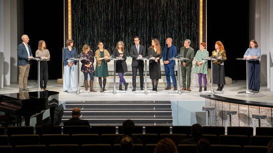 Das künstlerische Leitungsteam rund um die Intendantin Irene Girkinger und dem Kaufmännischen Direktor Dr. Markus Lutz präsentieren das Programm für die Saison 24/25 | © Andrea Widauer