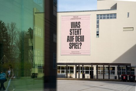 Tiroler Landestheater, Fassade mit Spruch: Was steht auf dem Spiel?, Spielzeit 24/25 | © Andrea Widauer