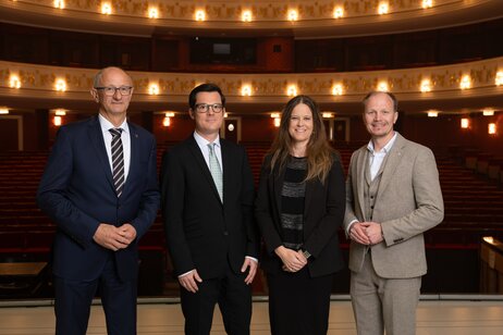 Landeshauptmann Anton Mattle, Dr. Markus Lutz (Kaufmännischer Direktor), Irene Girkinger (Intendantin), Bürgermeister Johannes Anzengruber | © Emanuel Kaser