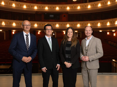 Landeshauptmann Anton Mattle, Dr. Markus Lutz (Kaufmännischer Direktor), Irene Girkinger (Intendantin), Bürgermeister Johannes Anzengruber | © Emanuel Kaser