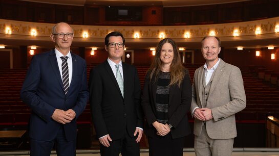 Landeshauptmann Anton Mattle, Dr. Markus Lutz (Kaufmännischer Direktor), Irene Girkinger (Intendantin), Bürgermeister Johannes Anzengruber | © Emanuel Kaser