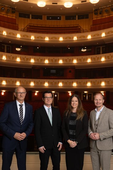 Landeshauptmann Anton Mattle, Dr. Markus Lutz (Kaufmännischer Direktor), Irene Girkinger (Intendantin), Bürgermeister Johannes Anzengruber | © Emanuel Kaser