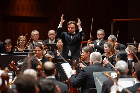 Dirigent Ainārs Rubiķis beim 4. Symphoniekonzert des Tiroler Symphonieorchesters Innsbruck am 23.02.2024 | © Manuel Giner