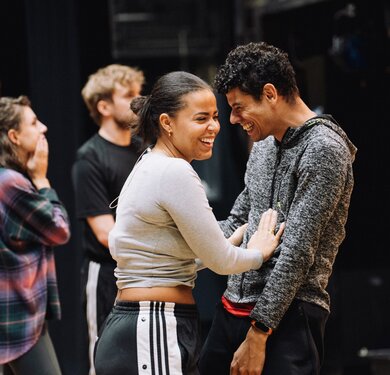 Das Ensemble beim Proben für das Musical Hair