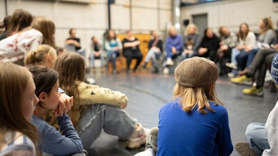 Der Kinderchor bei der Konzeptionsprobe zu Brundibár