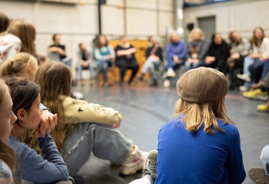 Der Kinderchor bei der Konzeptionsprobe zu Brundibár